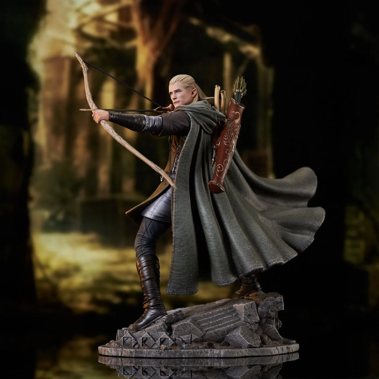 Diamond Select Toys Lord of the Rings Gallery Legolas Deluxe PVC Statue