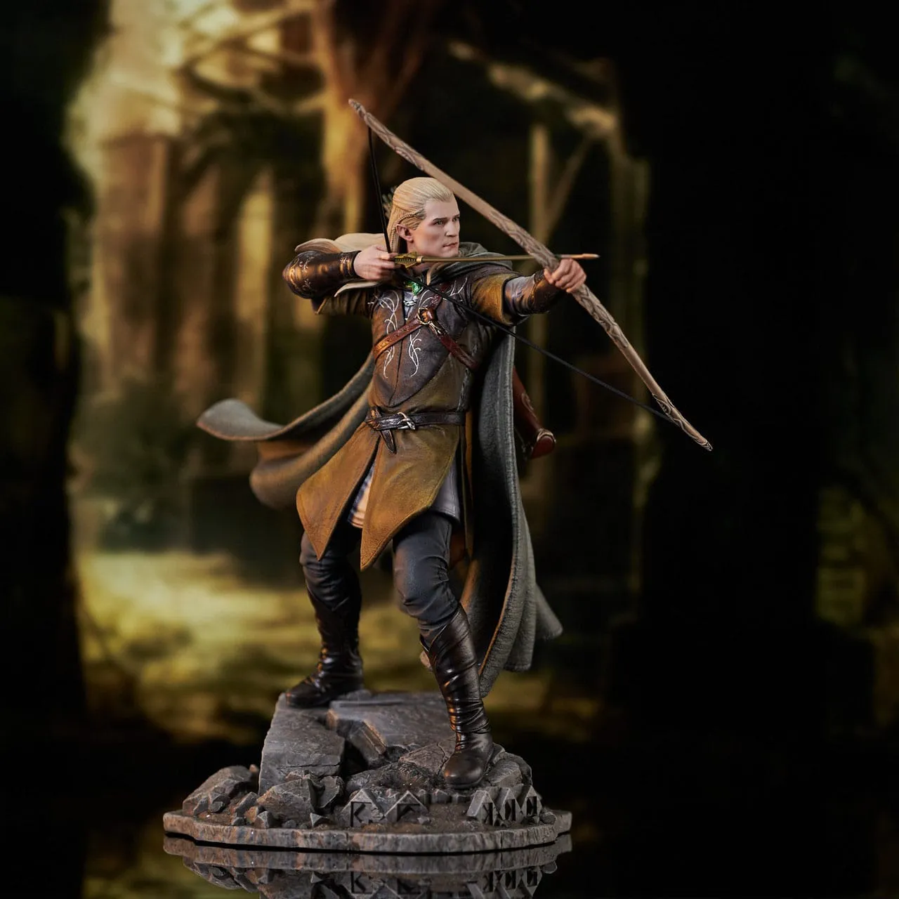 Diamond Select Toys Lord of the Rings Gallery Legolas Deluxe PVC Statue